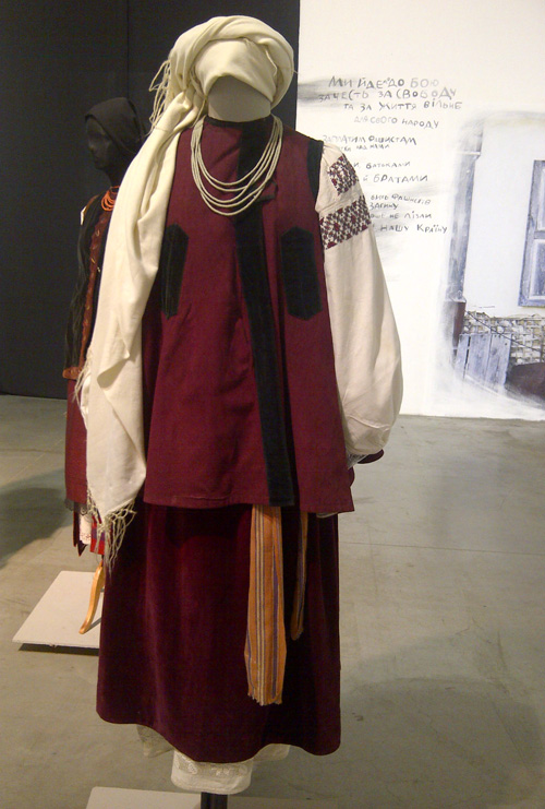 Ukrainian folk outfit of married woman 19th - early 20th century
