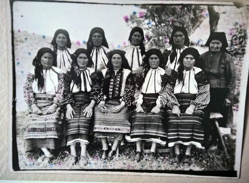 Old photos of Ukrainian national costumes