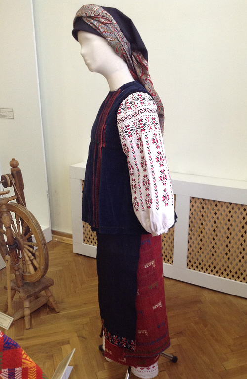 Women's festive attire from Chernihiv region of Ukraine late 19th century – early 20th century