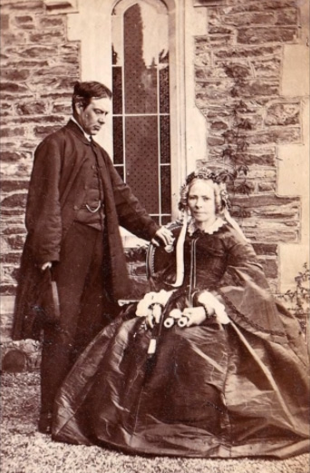 19th-century clothing depicted in old photos