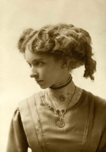 Vintage photos of Edwardian-era women in period-accurate clothing