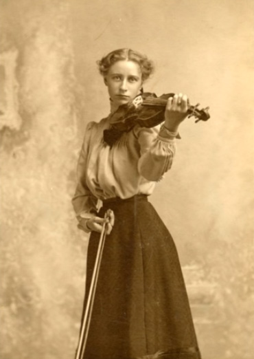 Vintage photos of Edwardian-era women in period-accurate clothing