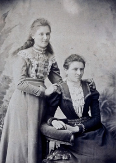 Real-life photos of Victorian-era women