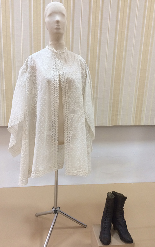 Women’s clothing and shoes late 19th – early 20th century Beautiful lace blouse