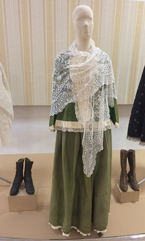 Women’s clothing and shoes late 19th – early 20th century