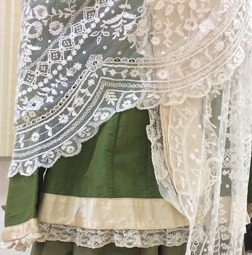 Women’s clothing and shoes late 19th – early 20th century