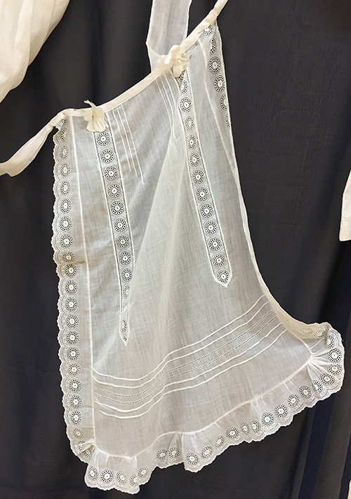 Delicate apron embellished with lace 19th century