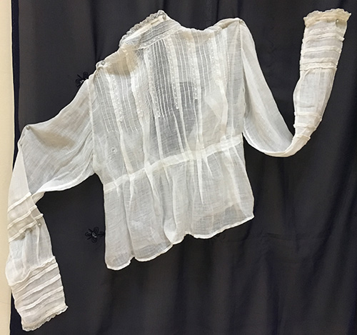 Long-sleeved blouse embellished with lace 19th century