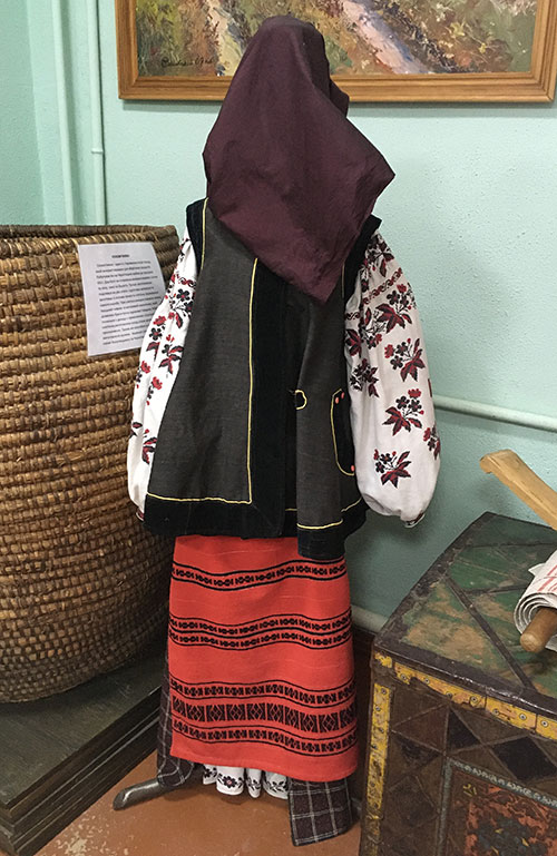 Festive costume of married woman from northern Ukraine late 19th – early 20th century