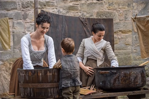 Linen cross-over fichu pictured in Outlander series