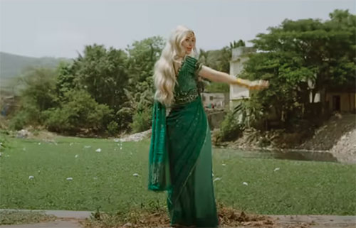 Indian sarees in Iggy Azalea Bounce music video 