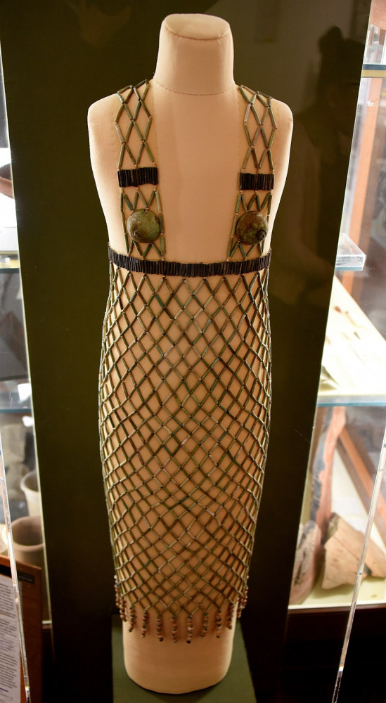 Network_dress._Faience,_blue_and_black_cylinder_beads,_2_breast_caps_and_2_strings_of_Mitra_beads._5th_Dynasty._From_burial_978_at_Qau_(Tjebu),_Egypt._The_Petrie_Museum_of_Egyptian_Archaeology,_London.jpg