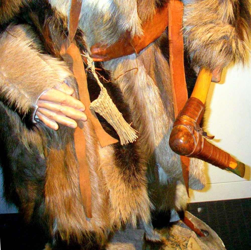 otzi_coatandaxe.jpg