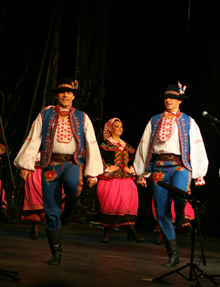 Polish dancers in folk outfits of local ethnic group Lachy Sądeckie