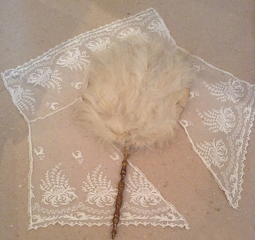 Costume accessories for women early 20th century Lace collar and fan made from feathers
