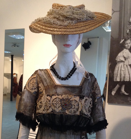 Women’s delicate horse riding dress 1911