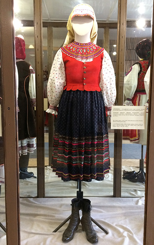 female clothes from Lemko region of Ukraine early 20th century