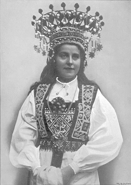 Old photo of a woman in bunad