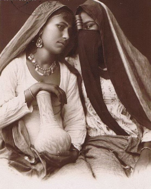 Egyptian women in the traditional clothes