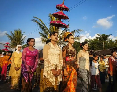 Wedding clothing with ethnic motifs from Indonesia