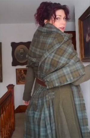 How to wear Scottish arisaid