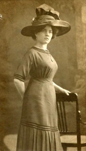 Vintage photos of Hungarian ladies from early 1900s