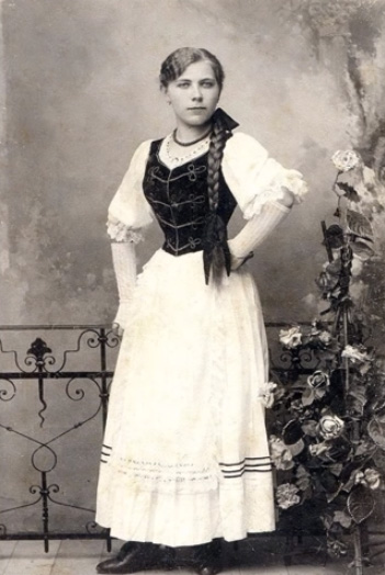Vintage photos of Hungarian ladies from early 1900s