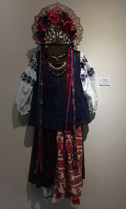 Traditional bridesmaid’s attire from eastern Ukraine, the beginning of the 20th century
