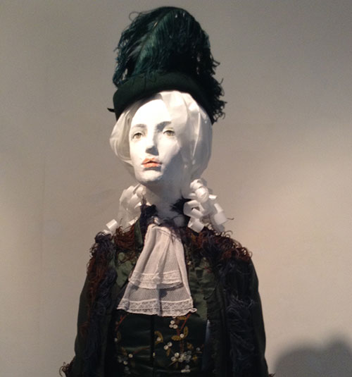 Traveling dress from US 1900-1902 The jabot collar is made of white lace