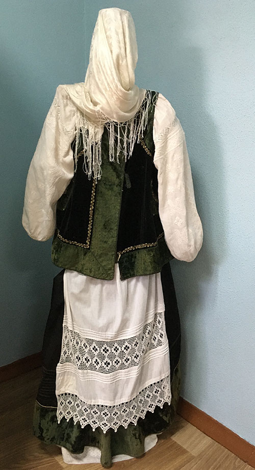 Festive attire of married woman from northern Ukraine late 19th – early 20th century