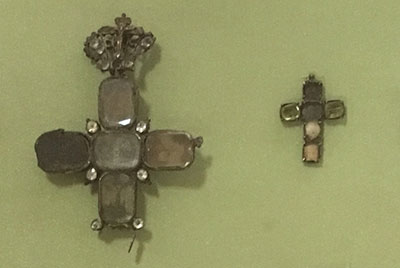 Variety of jewelry pieces from 17th-18th century