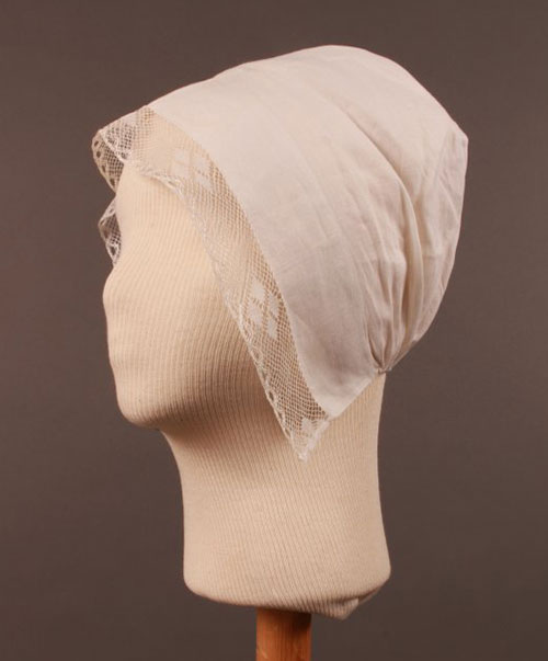 Tight-fitting bonnet hätta gathered at the nape and trimmed with bobbin lace