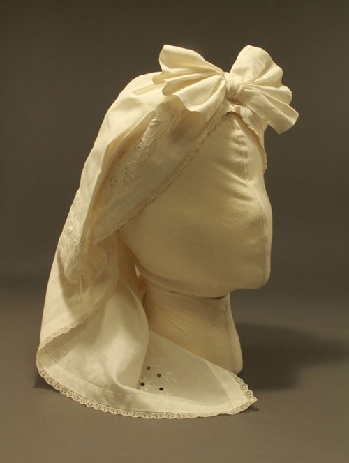 White bonnet huvudbonad with lace embroidery and a bow