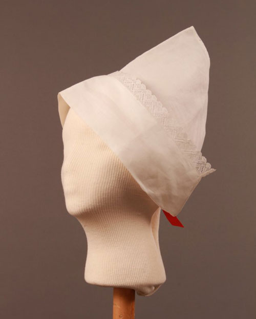 White linen bonnet huvudbonad with wide lace-trimmed brim