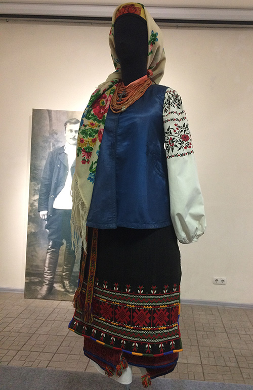 Modern replica of striking authentic apron from North-Eastern Ukraine