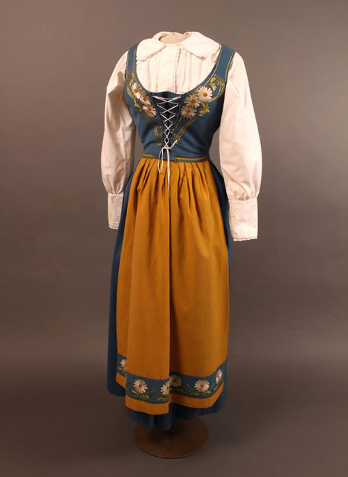 Swedish women’s national attire with daisy pattern 1919-1929