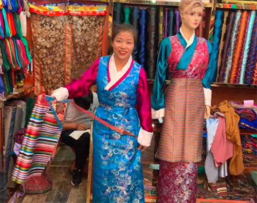 women’s traditional attire in Tibet