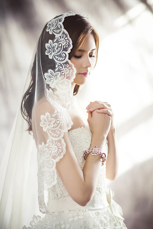 Modern Spanish bridal mantilla veil