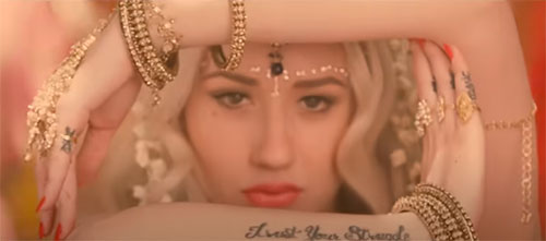 Indian jewelry in Iggy Azalea Bounce music video 