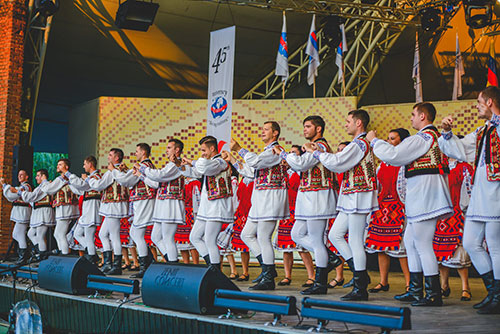 Romanian folk dancers in pretty embroidered outfits
