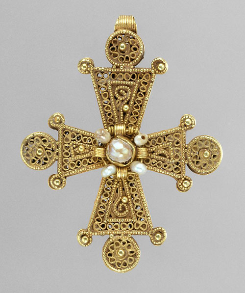 gold cross pendant adorned with pearls, Byzantine, 1200-1400
