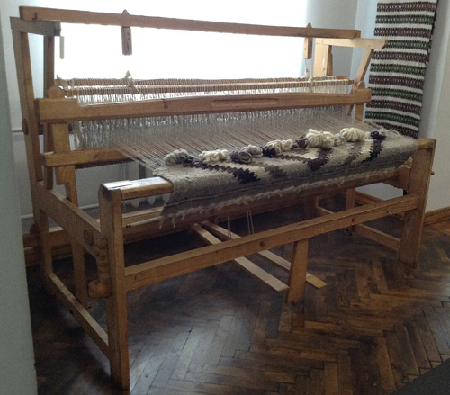 Floor weaving loom