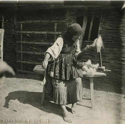 high-quality 1910s photos of Ukrainian peasant clothing