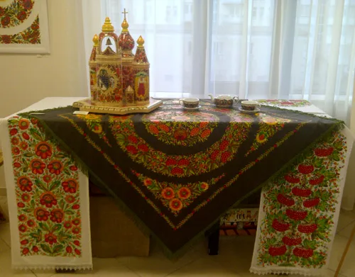 Petrykivsky painting in Ukraine. Painting on paper, clothing, housewares and décor elements (+ photos)