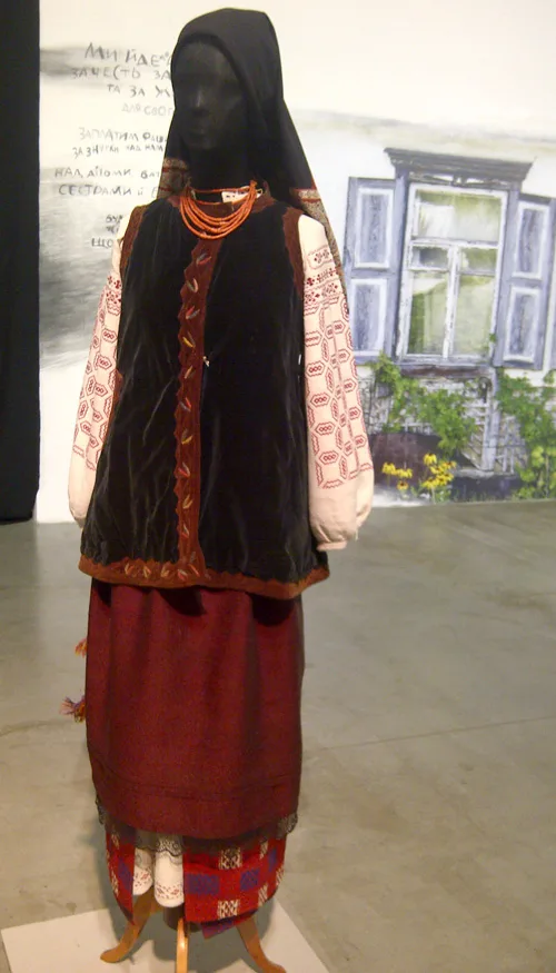 Ukrainian folk outfit of married woman 19th - early 20th century