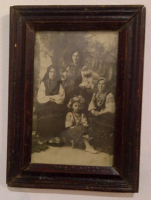 Old photos of Ukrainian national costumes