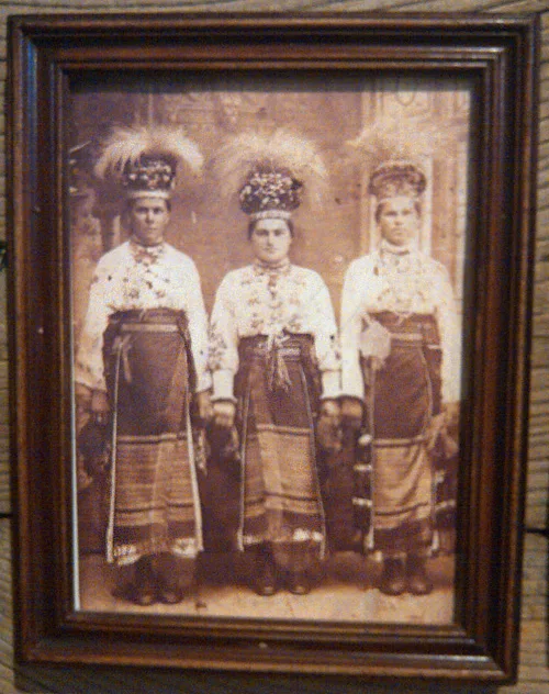 Old photos of Ukrainian national costumes