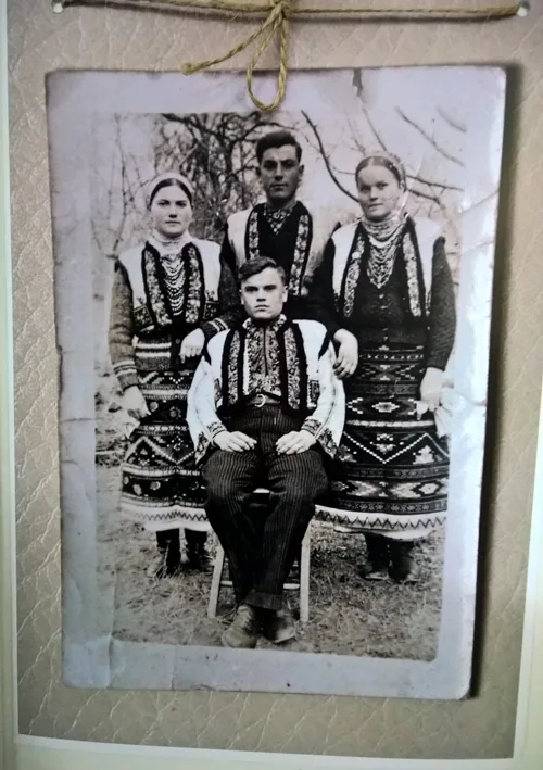 Old photos of Ukrainian national costumes