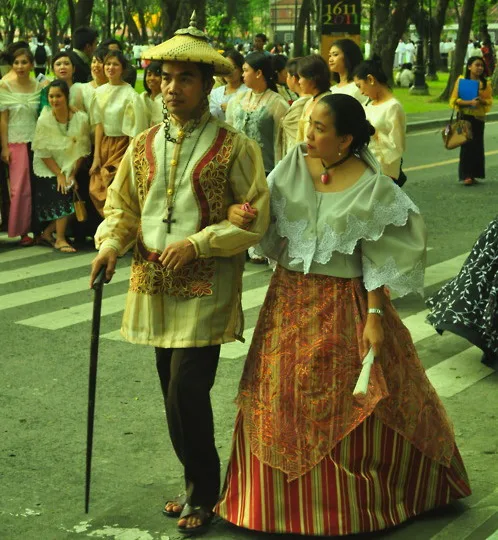 Traditional clothing in the Philippines. Barong Tagalog & Baro at Saya
