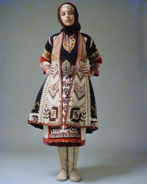 Traditional costume of Greece. When did Greek men begin to wear skirts?
